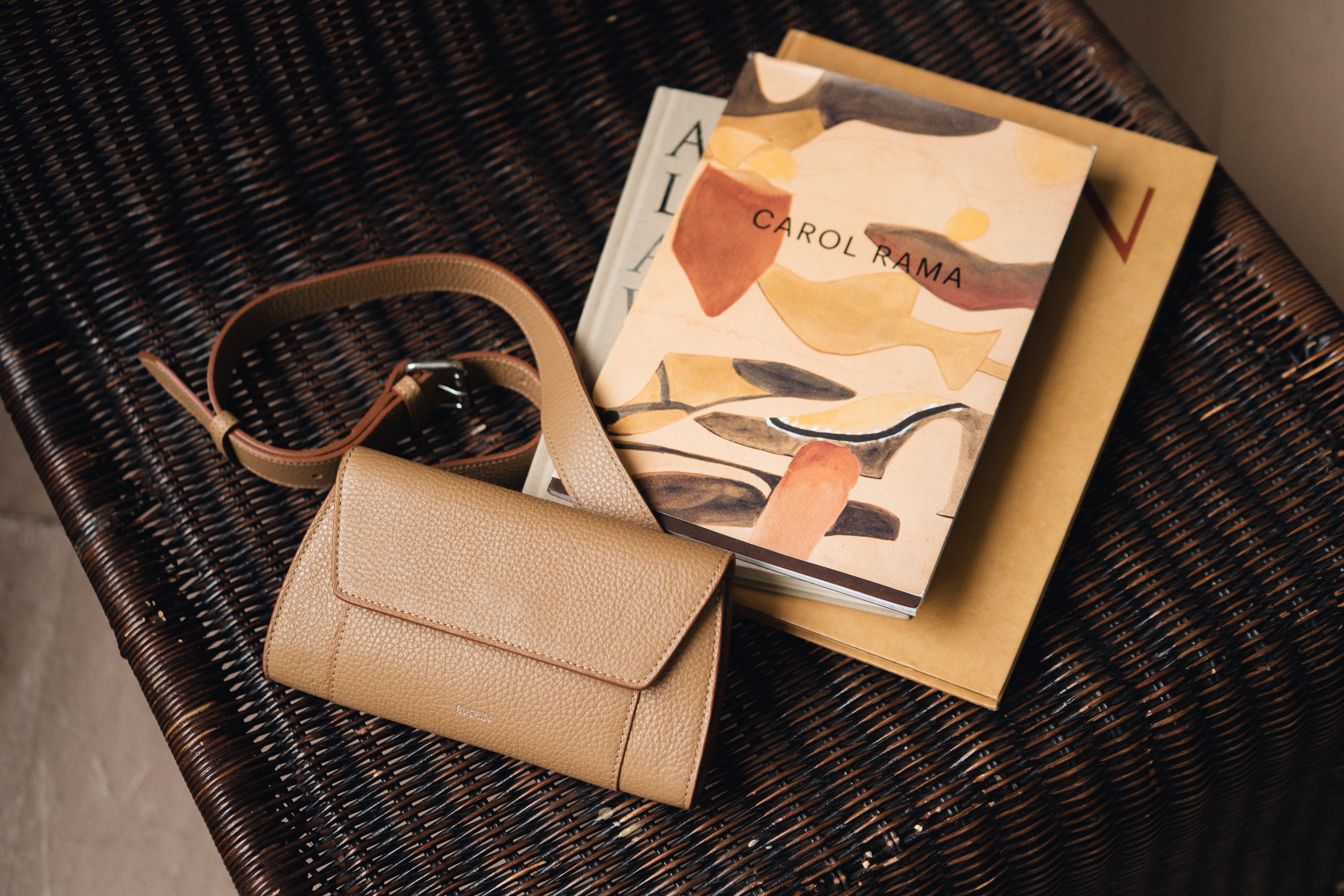 Clutch Con Cinta Biscotto (Pebbled)